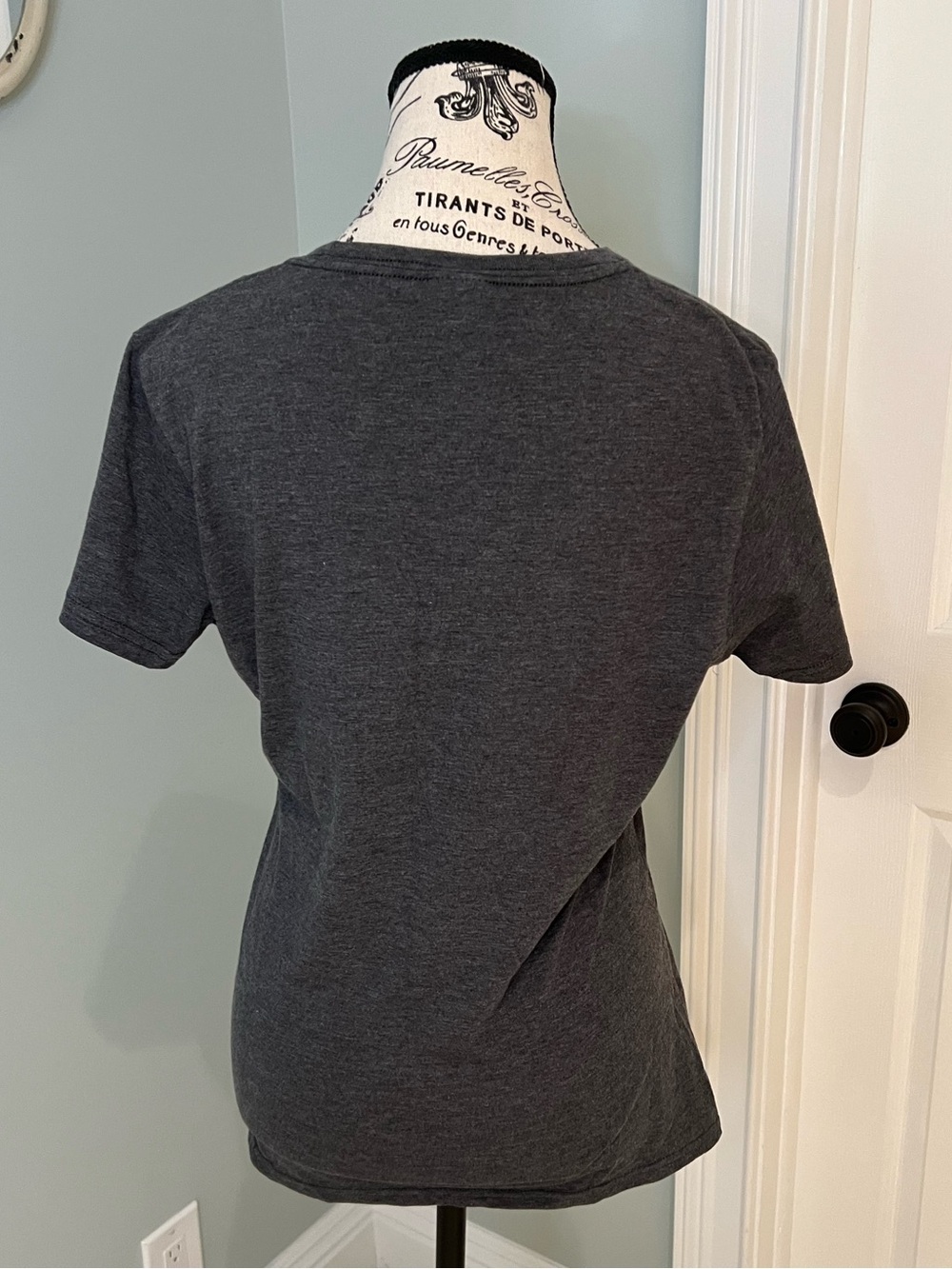 Port & Company Gray Mommy Shark Doo Doo Doo Tee Shirt | Size M | Like New - Picture 3 of 7